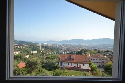 Vista generica sulle montagne o vista sulle montagne dall'interno dell'appartamento