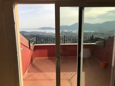 Vista generica sulle montagne o vista sulle montagne dall'interno dell'appartamento