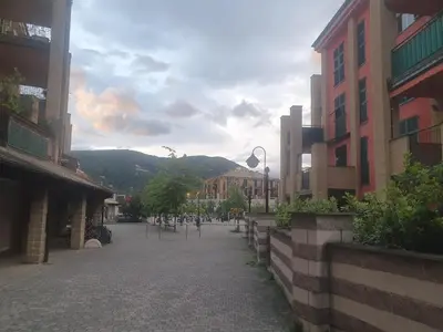 Vista generica sulle montagne o vista sulle montagne dall'interno dell'appartamento