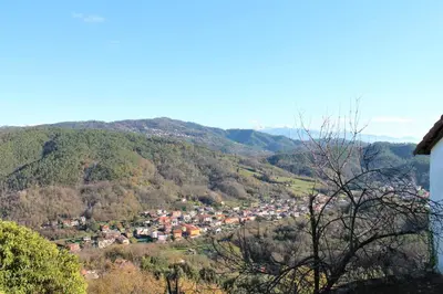 Vista generica sulle montagne o vista sulle montagne dall'interno della casa vacanze