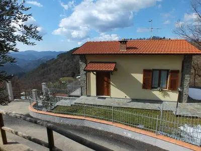 Vista generica sulle montagne o vista sulle montagne dall'interno della casa vacanze