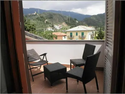Vista generica sulle montagne o vista sulle montagne dall'interno della casa vacanze