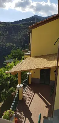 Vista generica sulle montagne o vista sulle montagne dall'interno della casa vacanze