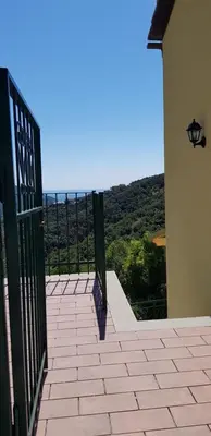 Vista generica sulle montagne o vista sulle montagne dall'interno della casa vacanze