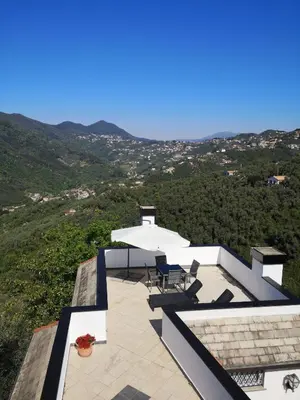 Vista generica sulle montagne o vista sulle montagne dall'interno della casa vacanze