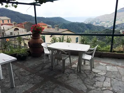 Vista generica sulle montagne o vista sulle montagne dall'interno dell'appartamento