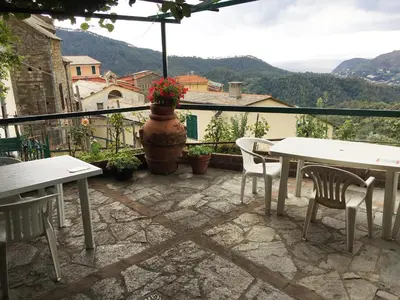 Vista generica sulle montagne o vista sulle montagne dall'interno dell'appartamento