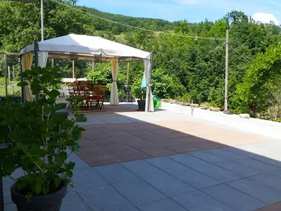 Vista generica sulle montagne o vista sulle montagne dall'interno dell'appartamento