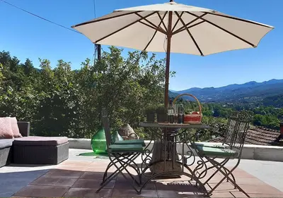 Vista generica sulle montagne o vista sulle montagne dall'interno dell'appartamento