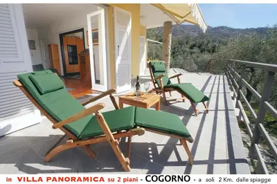 Vista generica sulle montagne o vista sulle montagne dall'interno della villa