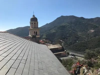 Vista generica sulle montagne o vista sulle montagne dall'interno dell'agriturismo
