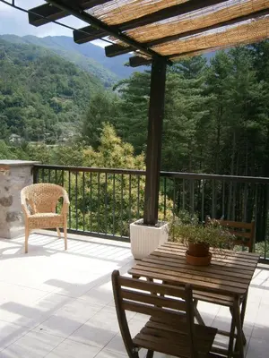 Vista generica sulle montagne o vista sulle montagne dall'interno dell'appartamento