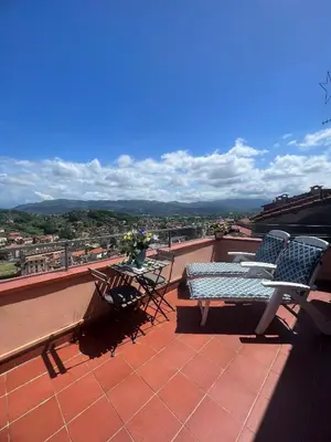 Vista generica sulle montagne o vista sulle montagne dall'interno della casa vacanze