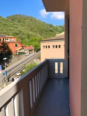 Vista generica sulle montagne o vista sulle montagne dall'interno dell'appartamento