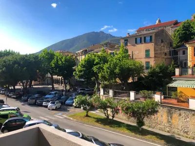 Vista generica sulle montagne o vista sulle montagne dall'interno dell'appartamento
