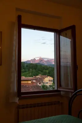 Vista generica sulle montagne o vista sulle montagne dall'interno della casa vacanze