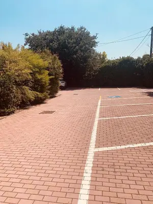 Attività di tennis o squash presso l'hotel o nelle vicinanze