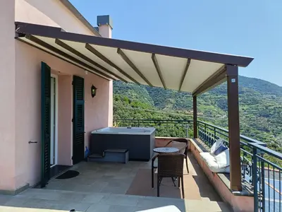 Vista generica sulle montagne o vista sulle montagne dall'interno dell'affittacamere
