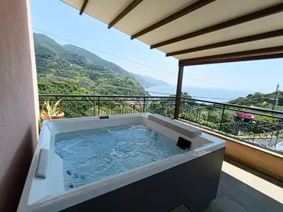 Vista generica sulle montagne o vista sulle montagne dall'interno dell'affittacamere