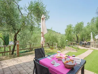 Giardino di Holiday Home Villetta Linara by Interhome