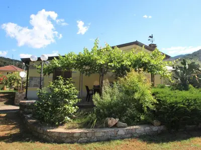 Giardino di Holiday Home Villetta Luciana by Interhome