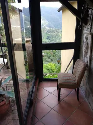 Vista generica sulle montagne o vista sulle montagne dall'interno della villa
