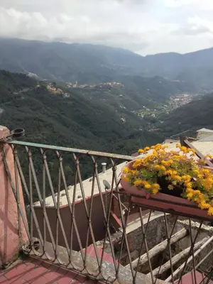 Vista generica sulle montagne o vista sulle montagne dall'interno dell'appartamento