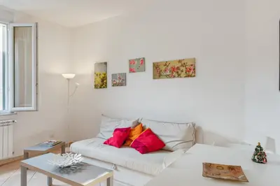 Area soggiorno di GuestHost - La Spezia Migliarina Apartment con terrazzo