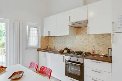 Cucina o angolo cottura di GuestHost - La Spezia Migliarina Apartment con terrazzo