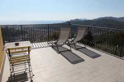 Vista generica sulle montagne o vista sulle montagne dall'interno dell'affittacamere