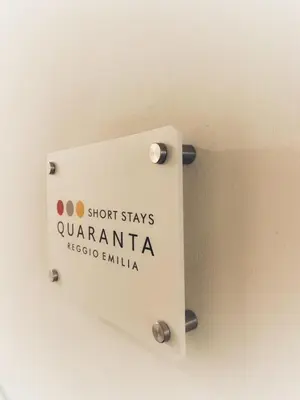 Certificato, attestato, insegna o altro documento esposto da Quaranta Short Stays