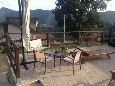 Vista generica sulle montagne o vista sulle montagne dall'interno dell'aparthotel