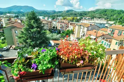 Vista generica sulle montagne o vista sulle montagne dall'interno dell'appartamento
