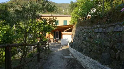 Vista generica sulle montagne o vista sulle montagne dall'interno dell'agriturismo
