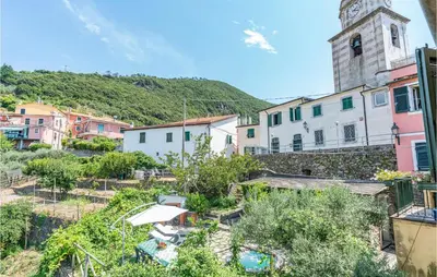 Vista generica sulle montagne o vista sulle montagne dall'interno della casa vacanze