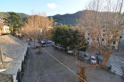Vista generica sulle montagne o vista sulle montagne dall'interno dell'appartamento