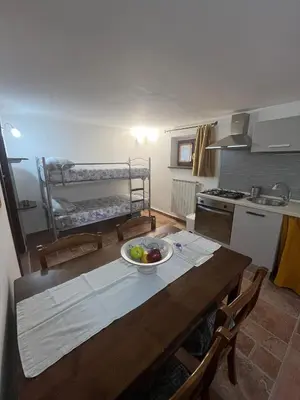 Cucina o angolo cottura di la casa nel bosco
