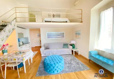 Area soggiorno di WELCOME RIVIERA - AL CASTELLO-VISTA MARE -ROMANTICO e CENTRALE a 20 METRI DAL MARE-toll parking at 15 euro per day to be booked in advance -subject to availability