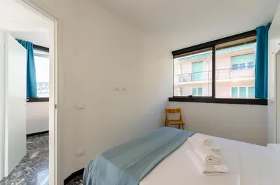 Letto o letti in una camera di JOIVY Spacious Apt for 6, Near Train Station and Beach