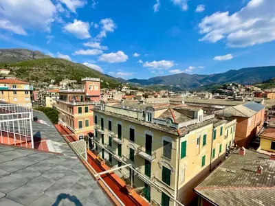 Vista generica sulle montagne o vista sulle montagne dall'interno dell'appartamento