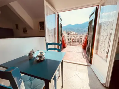 Vista generica sulle montagne o vista sulle montagne dall'interno dell'appartamento