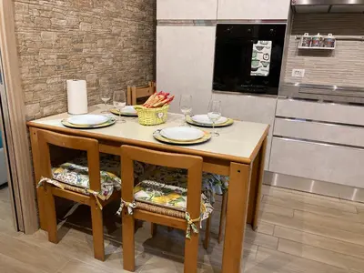 Cucina o angolo cottura di CASA VACANZA CON PISCINA,AREA GIOCHI BAMBINI.