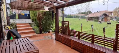 Giardino di CASA VACANZA CON PISCINA,AREA GIOCHI BAMBINI.