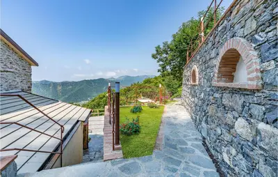 Vista generica sulle montagne o vista sulle montagne dall'interno della casa vacanze