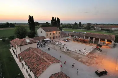 Alba o tramonto visti dall'interno dell'agriturismo o dai dintorni