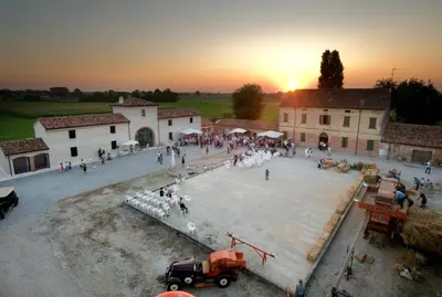 Alba o tramonto visti dall'interno dell'agriturismo o dai dintorni