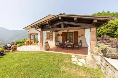 Vista generica sulle montagne o vista sulle montagne dall'interno della villa
