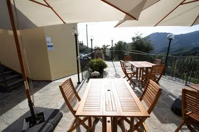 Vista generica sulle montagne o vista sulle montagne dall'interno dell'agriturismo