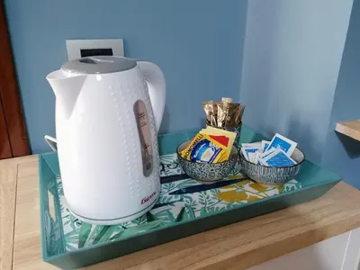 Set per la preparazione di tè e caffè presso P in centro