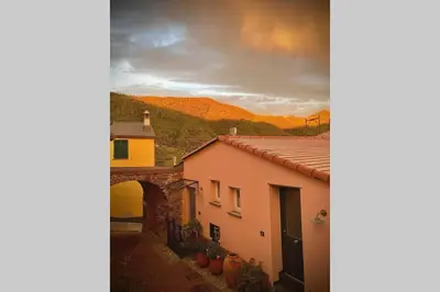 Vista generica sulle montagne o vista sulle montagne dall'interno della casa vacanze